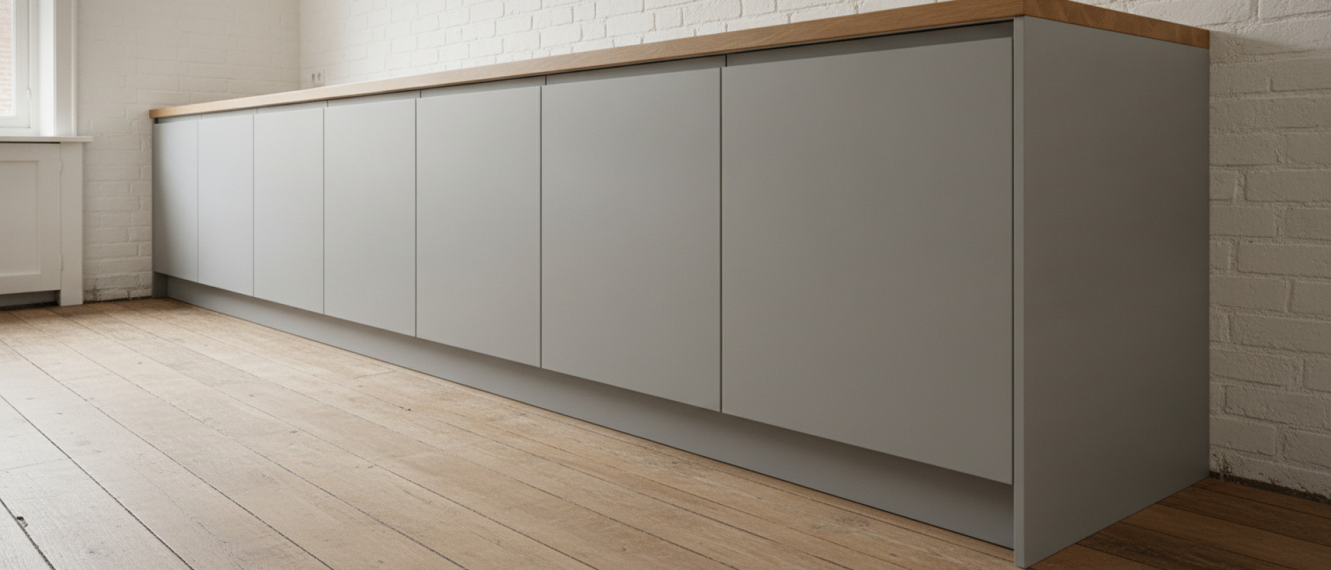 Een vloer met hoogteverschil vraagt om nauwkeurig stellen van je onderkasten. Met een waterpas, laser, meetlint en verstelbare poten voorkom je dat kastjes wiebelen, deuren scheef hangen of het werkblad&hellip;