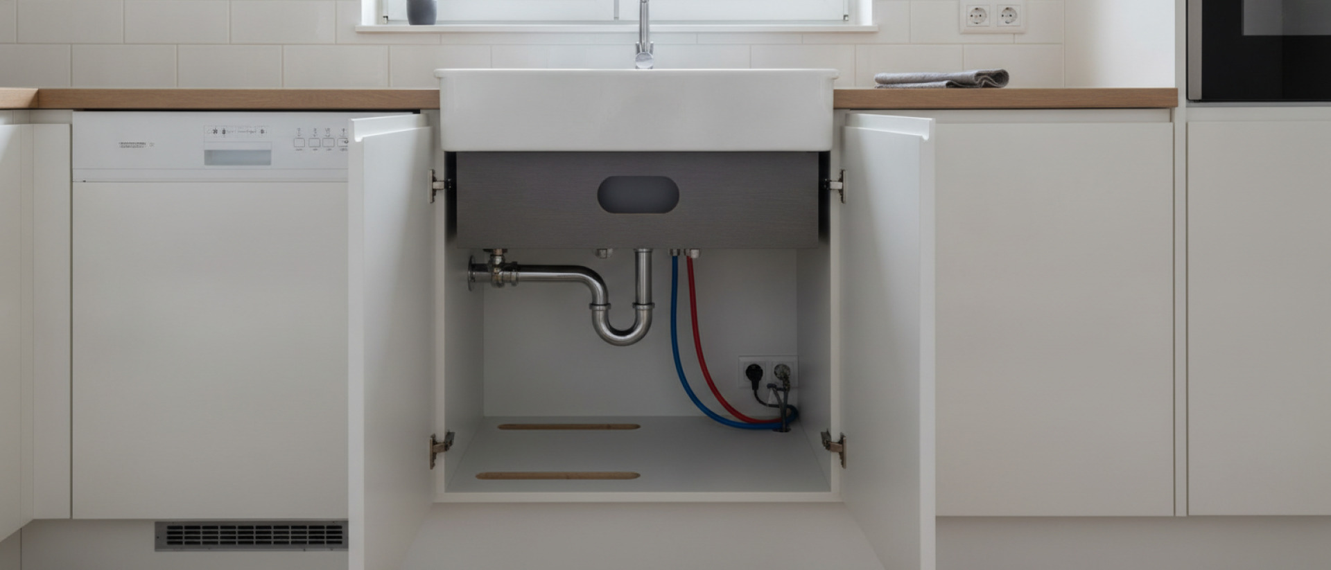 Waarom waterleidingen en keukenladen vaak met elkaar botsen