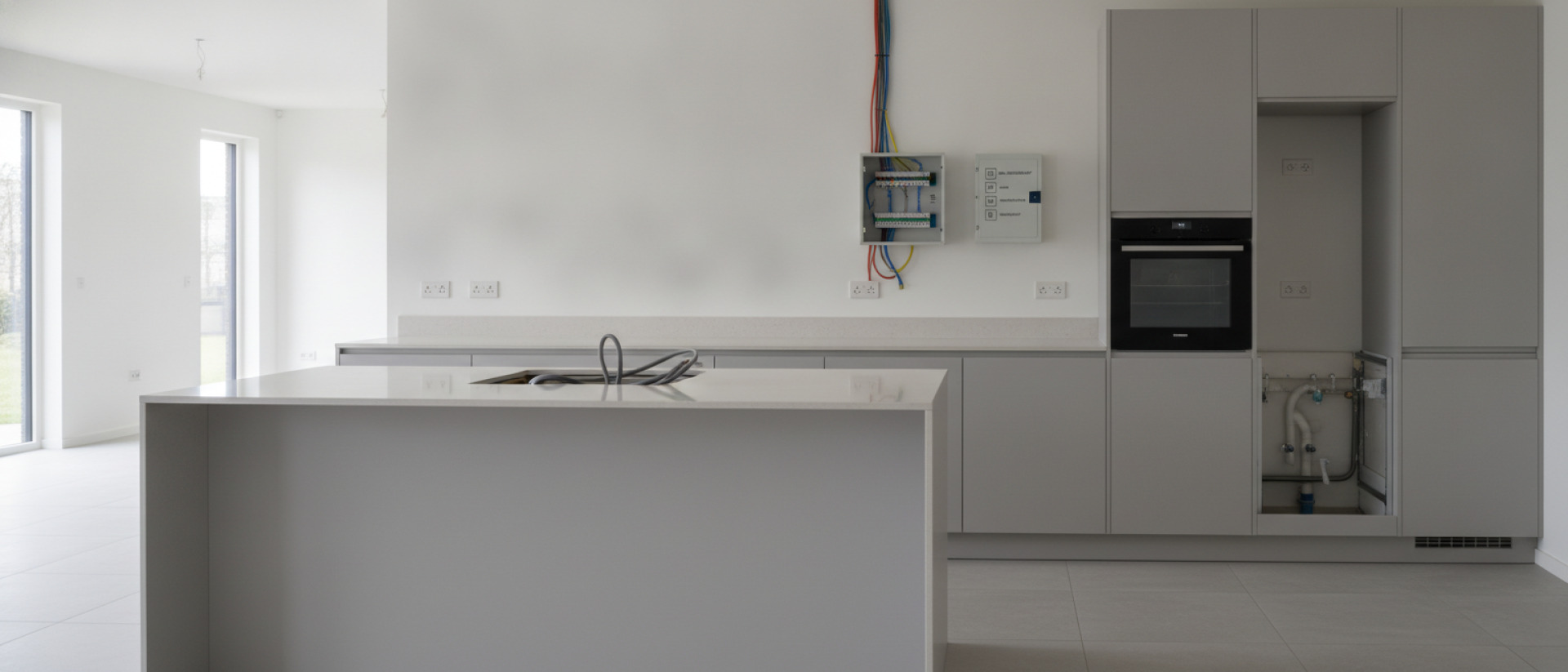Aardlekbeveiliging en groepsindeling horen bij een veilige elektrische keukeninstallatie.