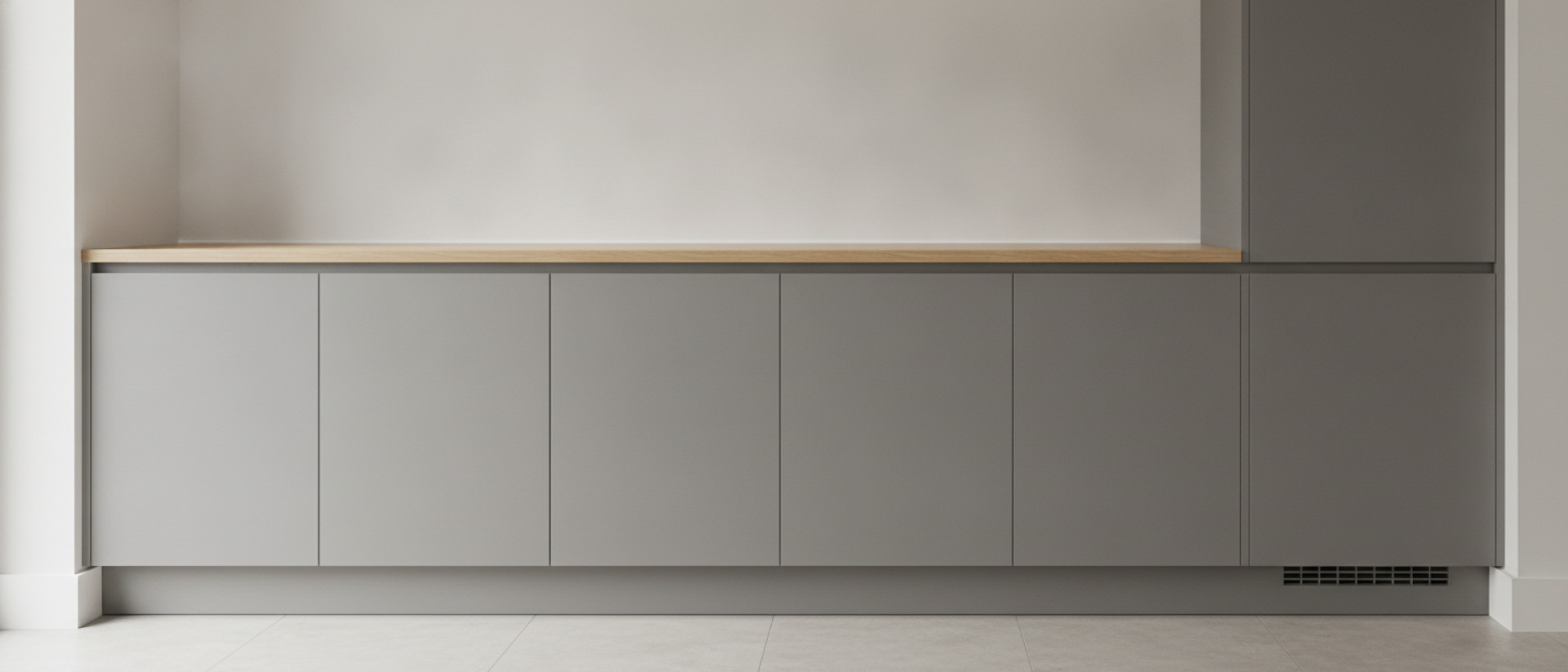 De aansluiting tussen keuken en wand oogt strakker wanneer maatverschillen bewust worden opgevangen.