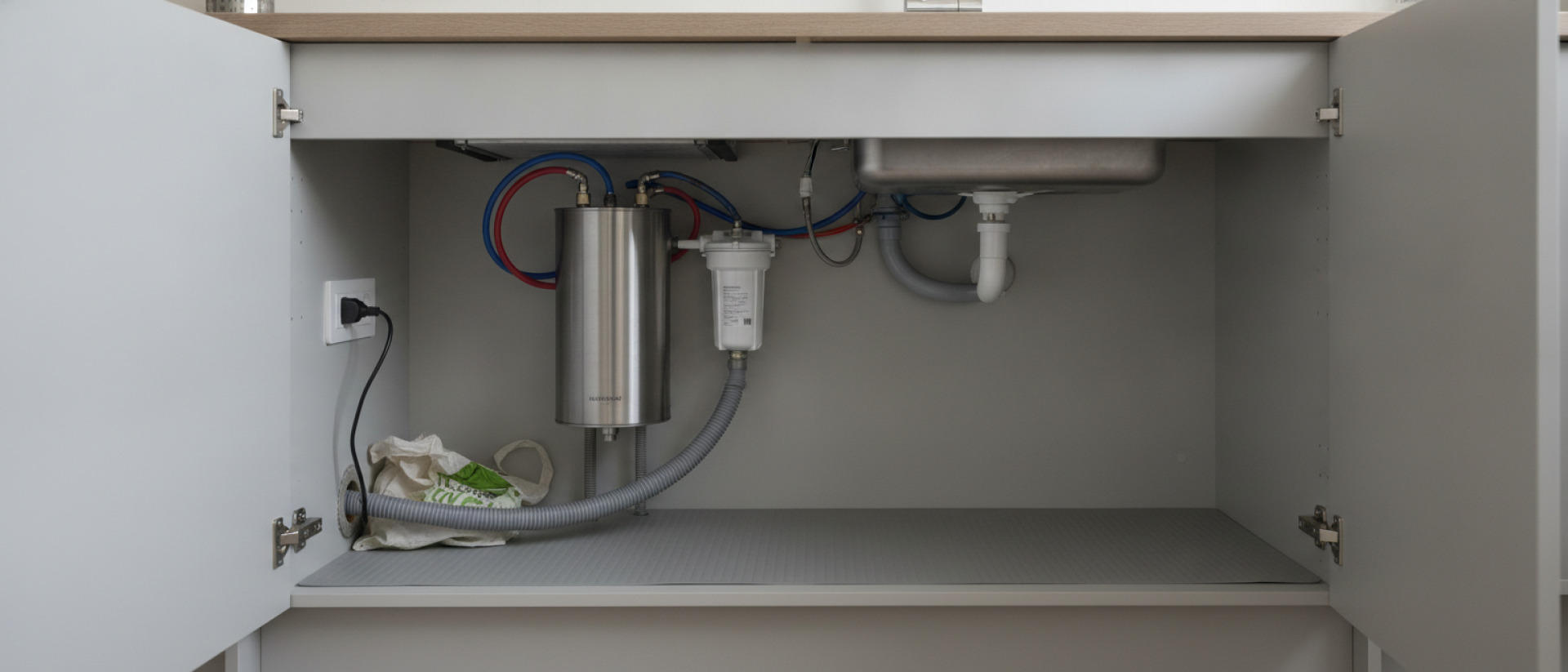 Een kokendwaterkraan vraagt extra ruimte voor reservoir, aansluitingen en veilige bereikbaarheid.