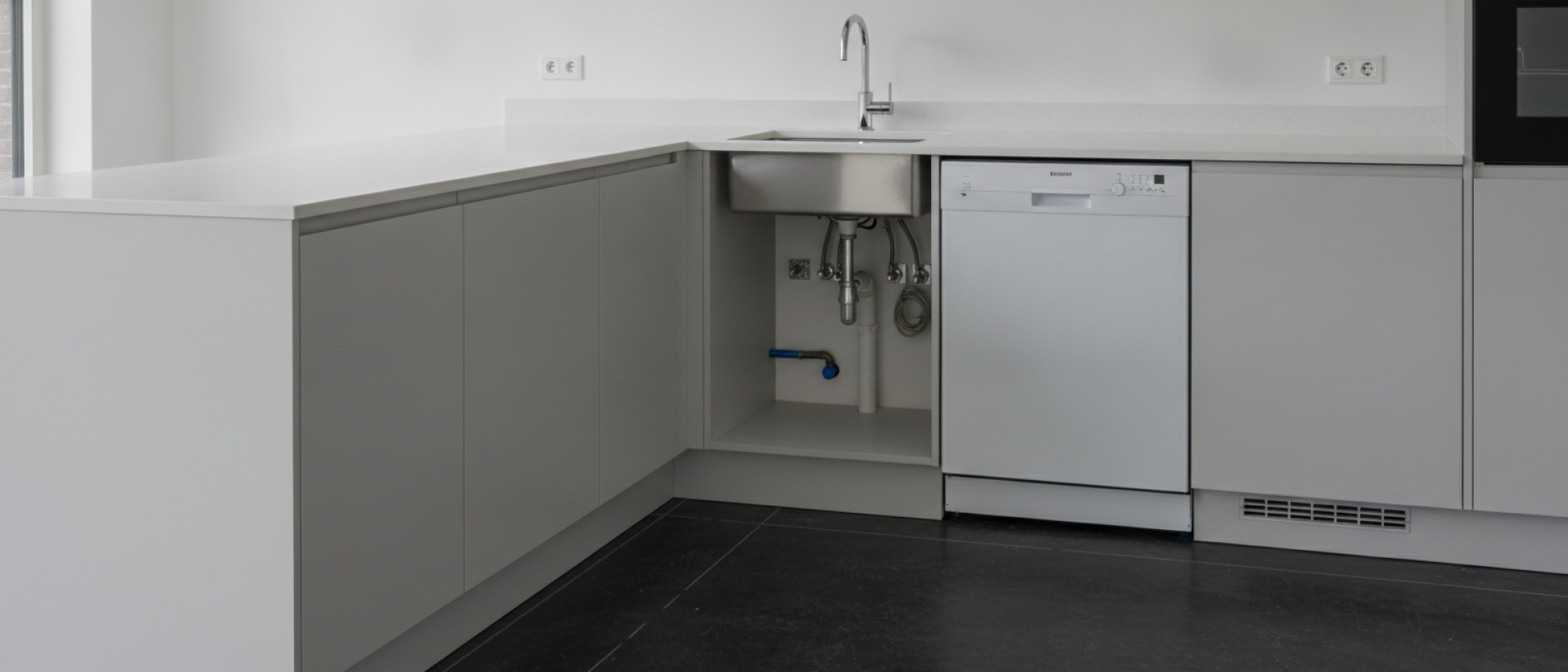 Keuken plaatsen en aansluiten voor een gebruiksklare keuken