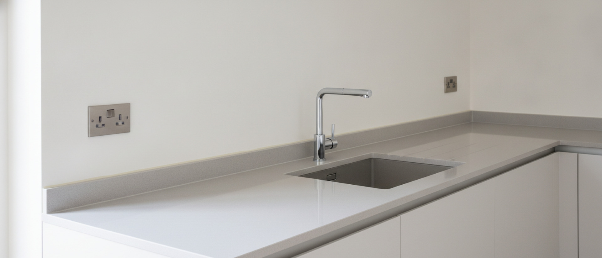 De voegbreedte rond een werkblad wordt bepaald door de werkelijke aansluiting op de wand.
