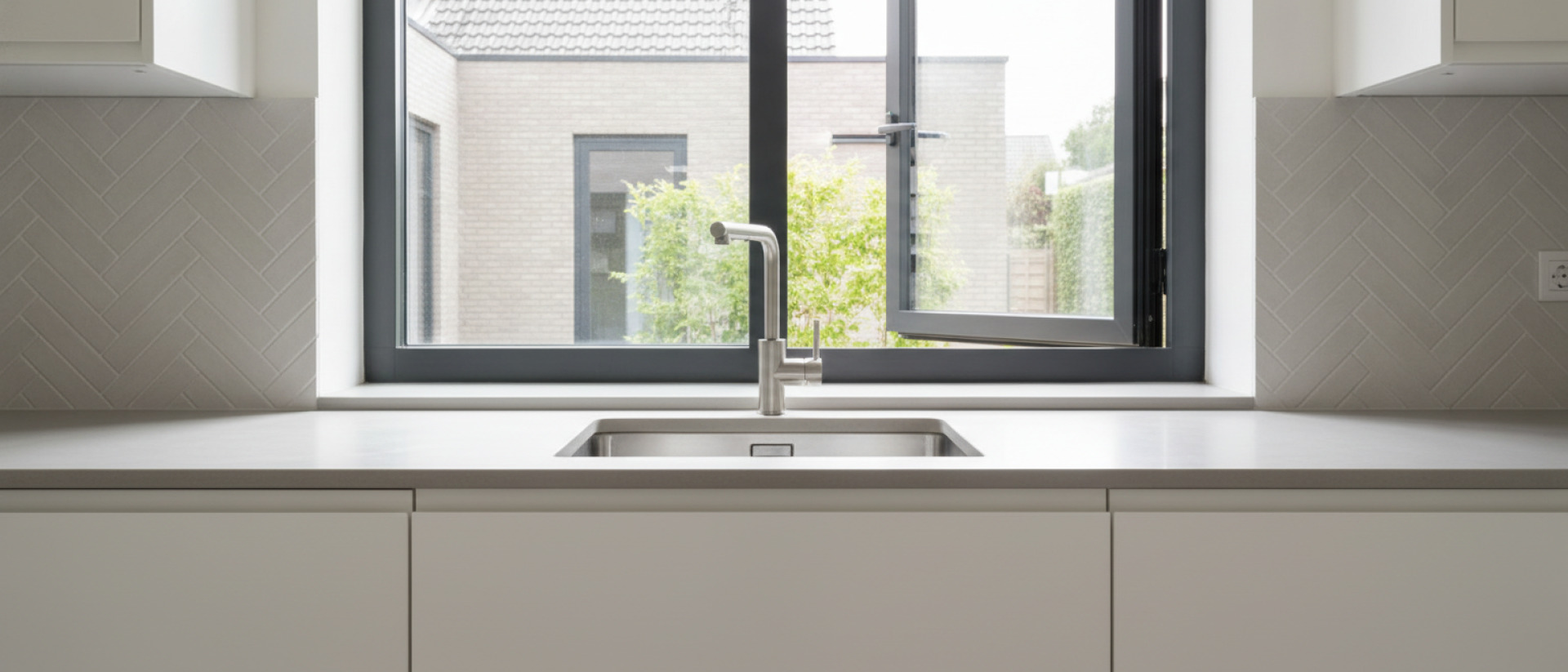 Kranen Een kraan voor een raam werkt pas prettig als je vooraf de hendel, uitloop en openingsrichting van het raam controleert. In een keuken lijkt dat klein, maar tijdens het afwassen…