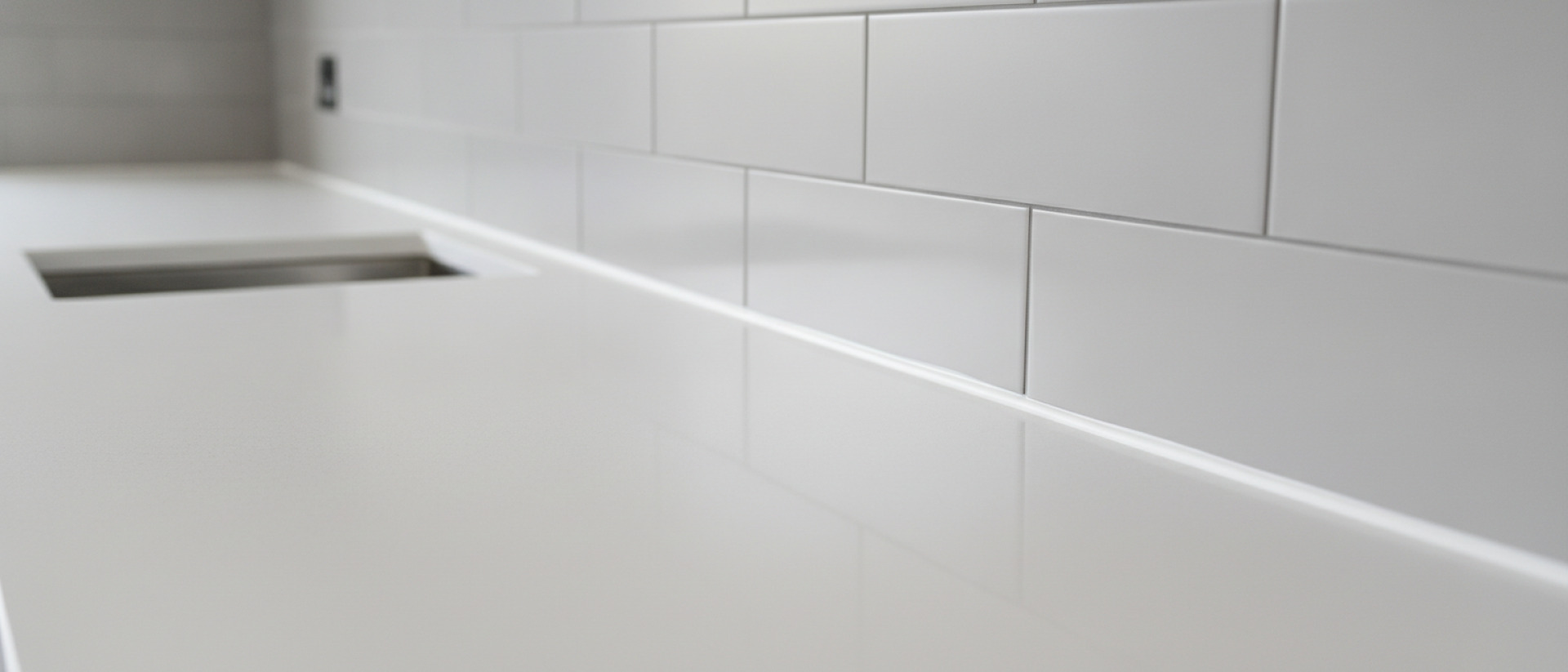 Keukenruimte Voor een strakke tegelwand achter je werkblad is een vlakke ondergrond onmisbaar. Oneffenheden in de muur vallen snel op bij wandtegels, vooral langs het aanrechtblad. Een goede voorbereiding voorkomt kieren,…
