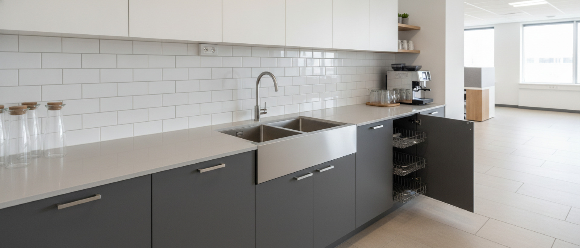 9 tips om een pantry voor meerdere medewerkers onderhoudsvriendelijk in te richten. Wat is een onderhoudsvriendelijke pantry voor meerdere medewerkers